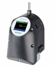 熒光檢測原理測量水樣中油質吸收紫外光后以熒光之方式釋放出能量，檢知熒光強度做為測值指標。